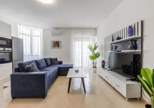 Billy s 4 BDR Apartment by PS