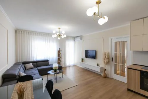 Cityline Apartment - Steps from Station & Center