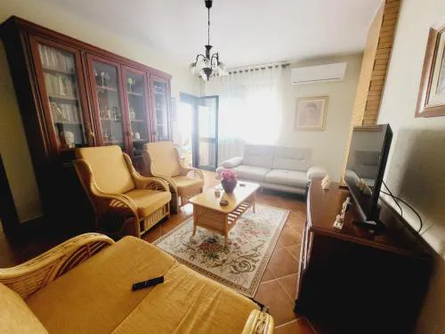 Cosy Flat Steps from the Sea