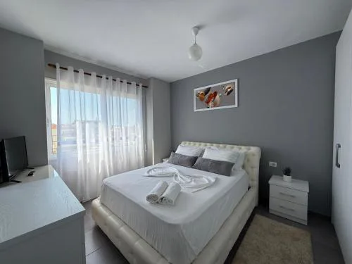 Lori's Seaside Modern Apartment