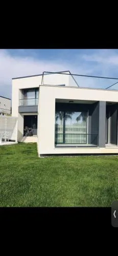 Cheerful 3 bedroom villa with free parking seeview