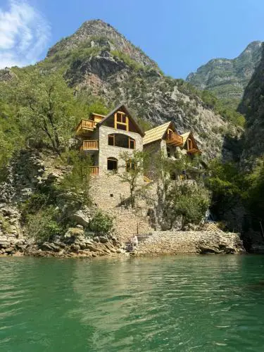 Te Konaku, Komani Lake