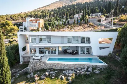Exclusive Lake Villa by PikHost