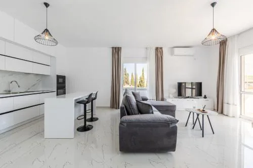 Bright Modern Apartment with Balcony Views Golem by PikHost