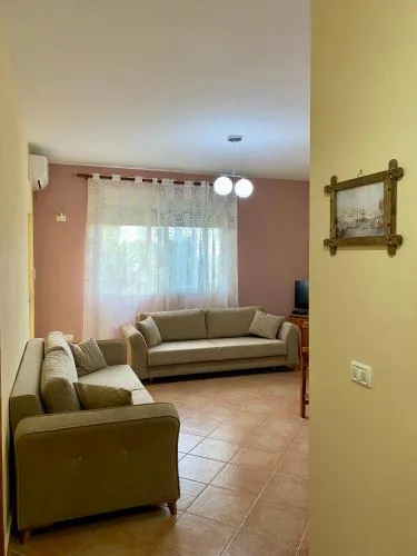 Comfy One-bedroom Flat in Golem, 1BR, 2 Sofas