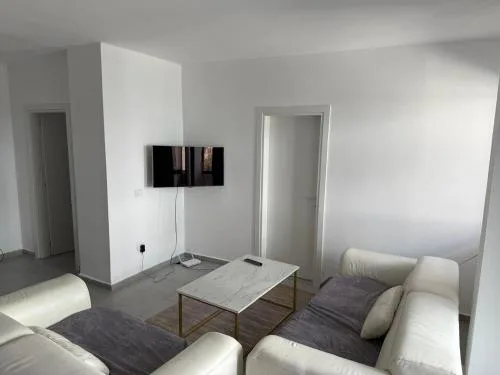 Seaside 2-br flat with terrace