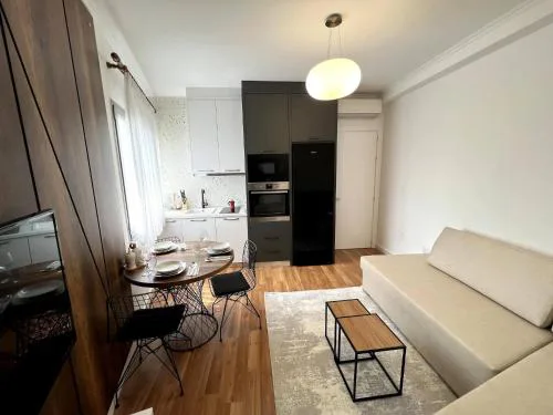 Charming Tiran Apartment in the Heart of the City