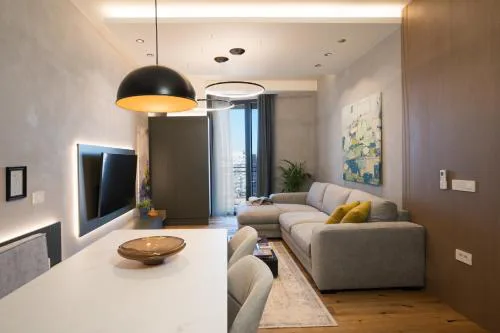 EE Homes - Curated Design & Skyline Views