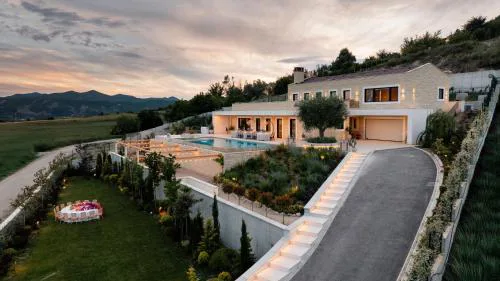 Jerina Mansion by PikHost