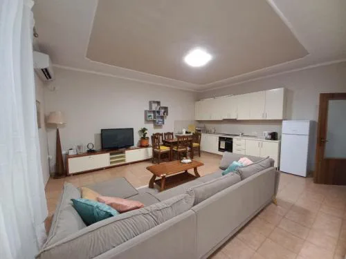 Take 5 INN - Central 2BR by Kavaja Str, Sleeps 5 ppl