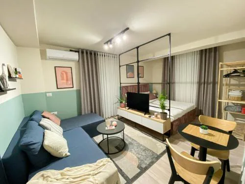 Three doors apartments, Strawberry Studio
