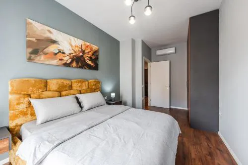 Vista Luxe Balcony with Free Private Parking