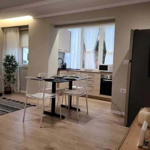 Whispering Dawn Apartment, accommodates 4, Next to City Center, with AC and WiFi