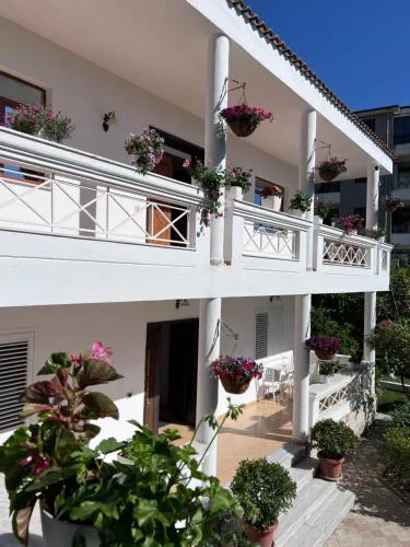 White Star Villa - Studio Apartments with Parking