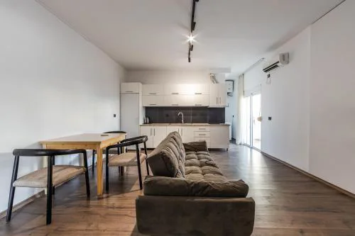 Saranda Beach Living - 1BR Apartment by PikHost