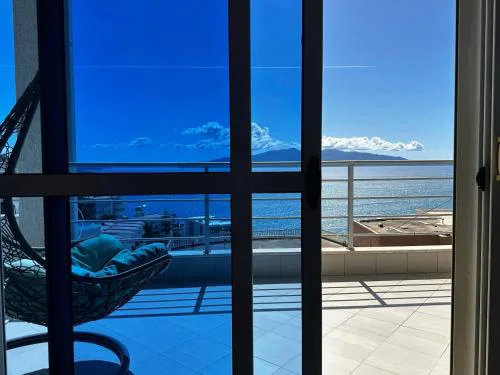 Seaview apartment! Public Parking near the app!