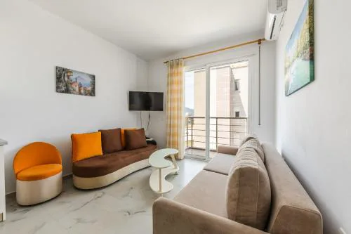 Beachside Comfort in Orikum by PikHost