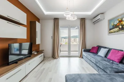 Beachside Modern Apartment by PikHost