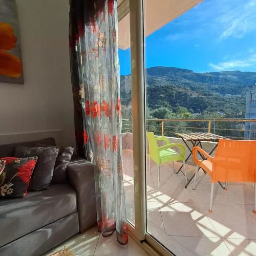 Flowers & Green 2 Bedrooms Apartment & Private garage