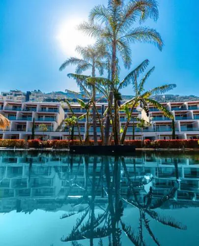 Luxury apartment - parking, pool and beach access