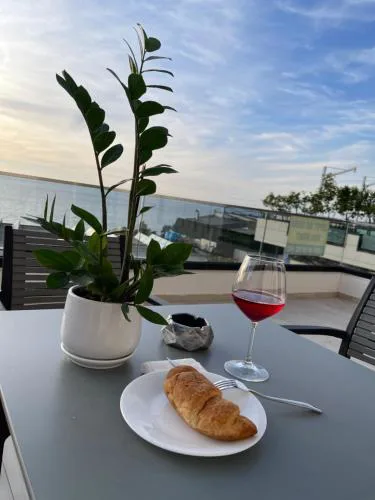 Perla Luxury Apartment - Private Patio & Parking