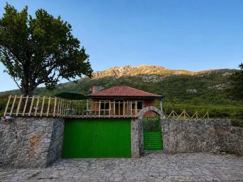 Villa Adi