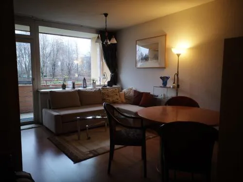 Kärnten Ossiacher See Apartment zwei Zimmer Ferienwohnung direkter Seezugang Strand beheizte Schwimmhalle
