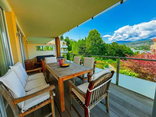 Central 2 Bedroom Apartment, Terrace, Private Lake Access