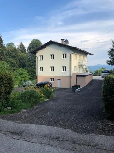 Velden View Ferienwohnung direkt am Wald mit großer Sonnenterrasse und grandiosem Karawankenblick