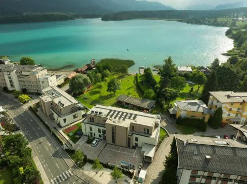 Exklusive Rückzugsorte direkt am türkisblauen See