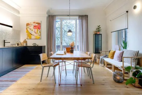 Design-Apartment mit Terrasse & Abendsonne I 71 m2 in alter Villa im Almtal I Parkplatz inklusive