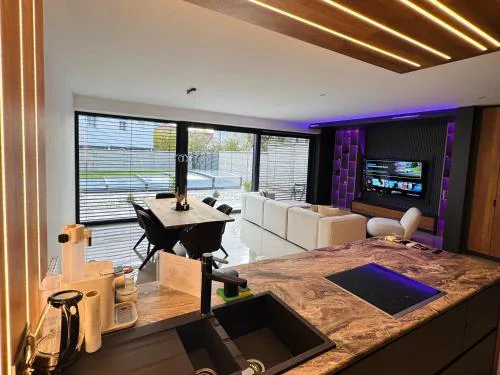 Design-Villa mit privatem Pool & stimmungsvoller Beleuchtung