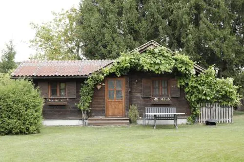 Gemütliche Blockhütte mit großem Garten