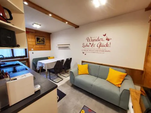 Ferienwohnung mit Balkon und Parkplatz, Erholung- inmitten der Natur, 6 Fahrminuten zur Alpentherme Gastein und zur Schlossalmbahn