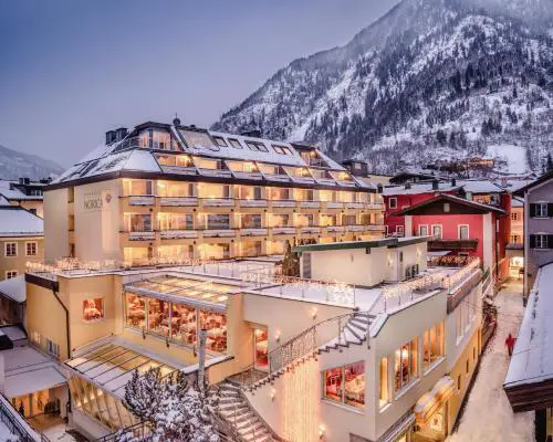 Hotel Norica - Thermenhotels Gastein mit dem Bademantel direkt in die Therme