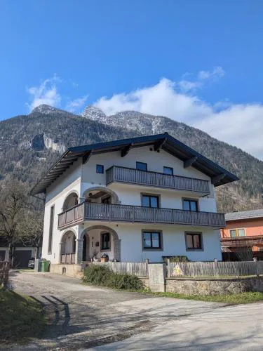 Privatzimmer und Küche mit Balkon und Ausblick