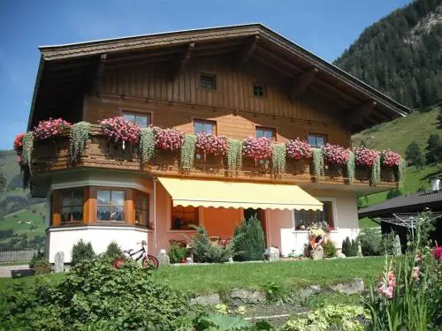 Manuela, Haus