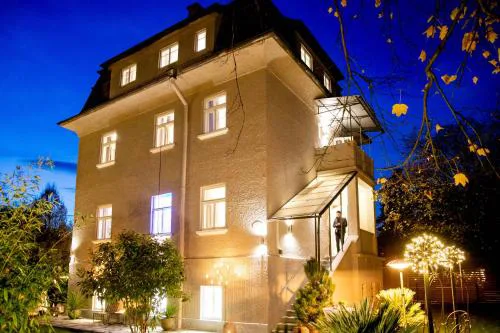 Family Wellhouse Green Garden direct in Salzburg, sunny big garden, up to 16 pax, bikes for free, BBQ, sunbeds, parking for free, 15 min sound of music