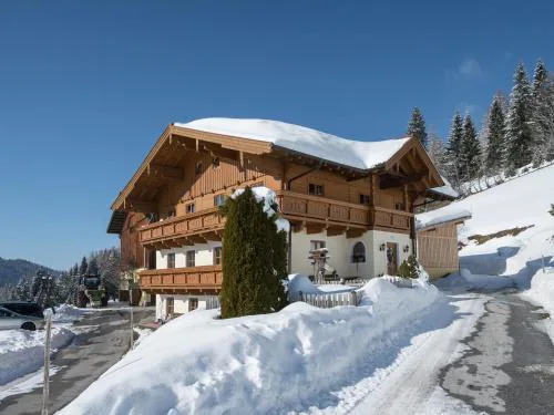 Farmhouse Alpine Retreat with Mountain Views