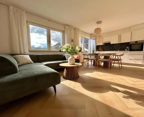 Spacious boutique family apt w sunny balcony & mountain views