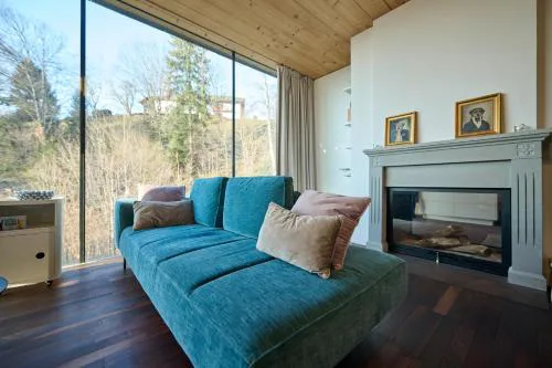 Luxus Design Apartment mit Panoramafenster - See - & Waldblick, wechselnde Kunst zum Erwerb