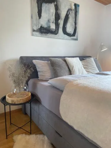 CROWN LIVING Design Apartment - 2 Schlafzimmer - Küche - gratis Parkplatz - Abstellraum für Fahrräder/Ski