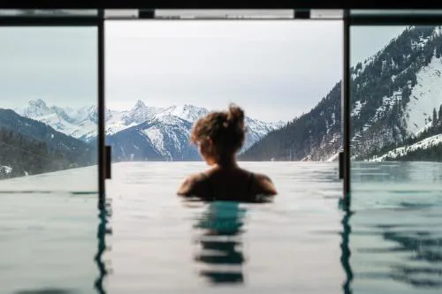 Wohlfühlhotel Hubertushof am Arlberg - Ski-In & Ski-Out - Sky Pool
