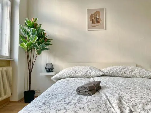 110 m2 Sunny & Central Long Term Apartment - Free Parking