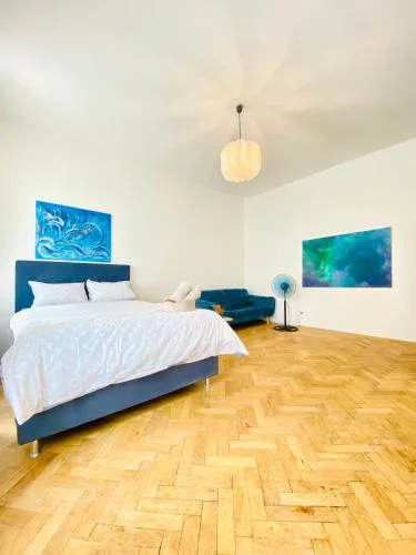 2-Bedroom Apartment, Sleeps Six, 4-Min Walk to Stadthalle