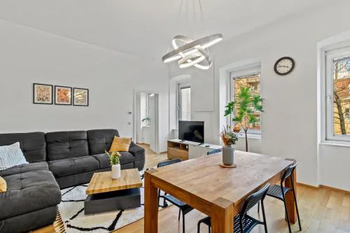 7 min to Shopping Street I 5 min to Train Station