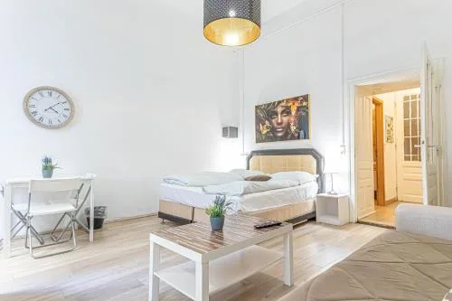 Beautiful 1BR Apartment, Central Location