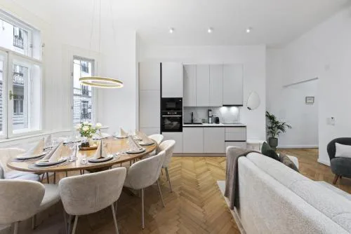 Bel Étage - 4BR Superior Family-Suite with AC - City Centre