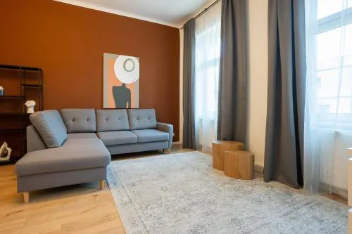 Bright 1BR apartment with a queen-size bed