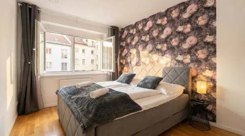 Bright 1BR Apartment with Living Room & Balcony